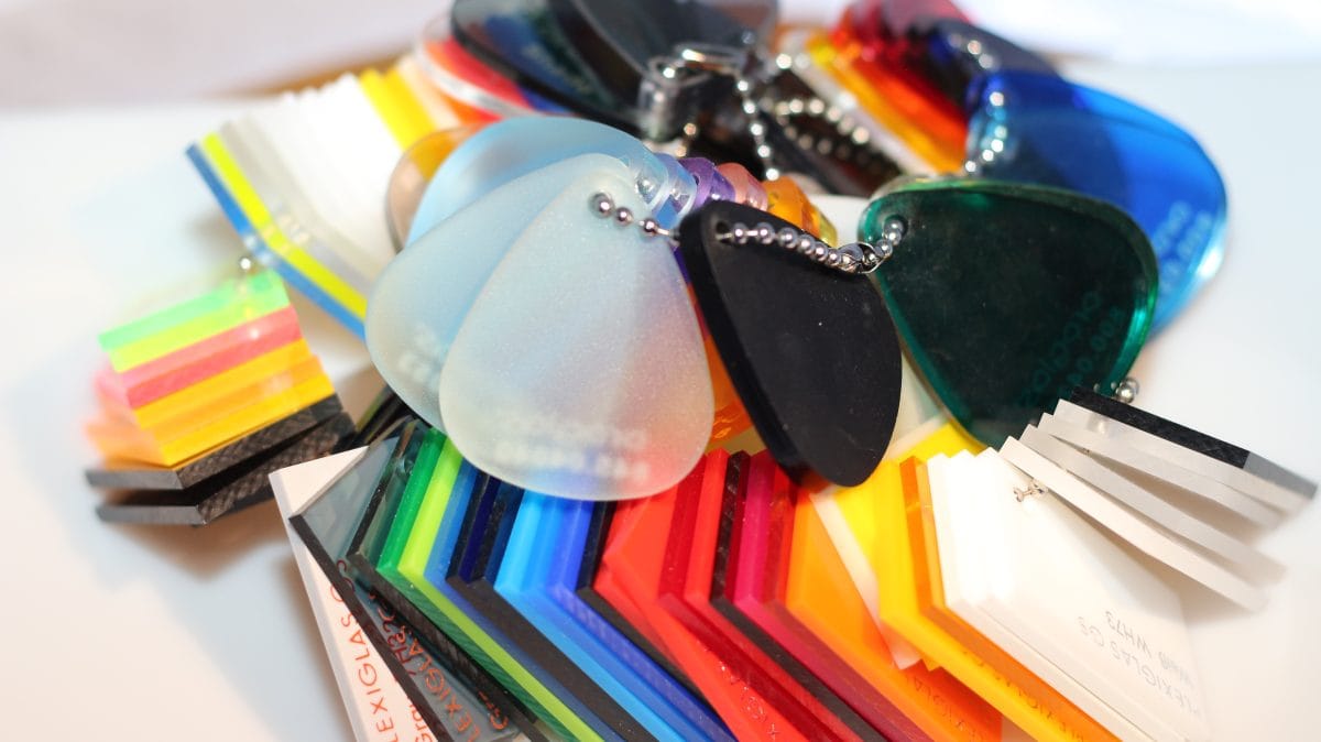 Próbki plexi kolorowego Perspex® — paleta kolorów PMMA cast